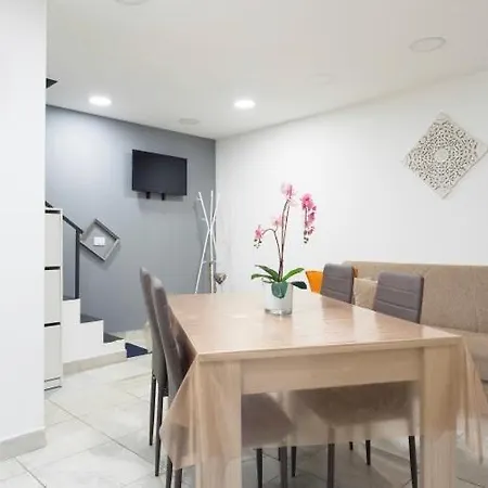 아파트 Graphite House