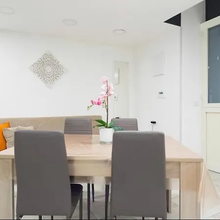 Graphite House Apartman *